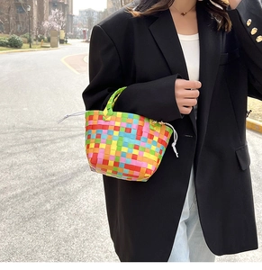 Dettaglio della borsa tote intrecciata arcobaleno con coulisse e manico superiore