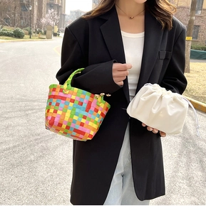 Dettaglio borsa a cesto intrecciata arcobaleno con pochette interna bianca a coulisse