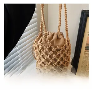 Detalle del bolso de cubo tejido caqui con diseño de malla y bolsa interior de lona