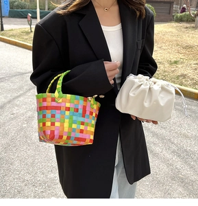 Borsa intrecciata arcobaleno con pochette bianca per un look estivo elegante da spiaggia