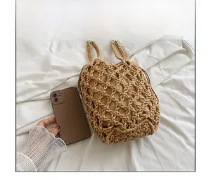 Detalle del bolso de malla tejida con bolsa interior y comparación de tamaño con móvil