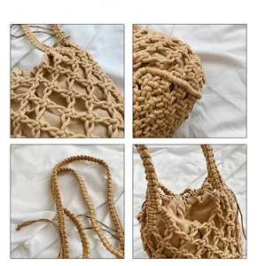Detalle del bolso tipo cubo de punto con textura de malla y forro interior de algodón