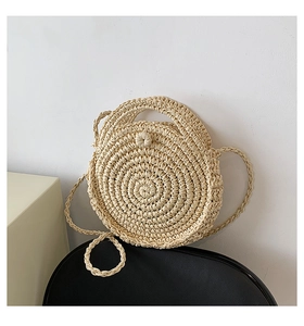 Borsa a tracolla rotonda in paglia color crema fatta a mano con trama intrecciata estiva