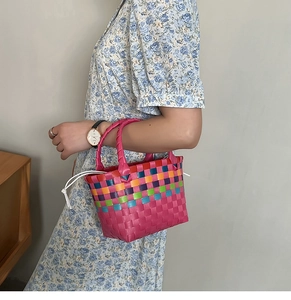 Dettaglio laterale della borsa intrecciata colorata con fodera interna a coulisse