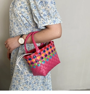 Dettaglio della borsa mare rosa intrecciata a mano con bordo arcobaleno e fodera