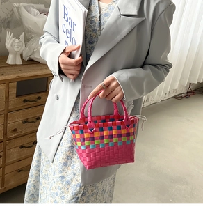 Dettaglio di una mini borsa a cesto intrecciata arcobaleno con fodera interna