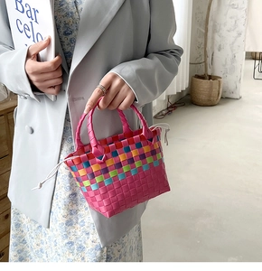Dettaglio della borsa tote arcobaleno intrecciata a mano con fodera interna a coulisse