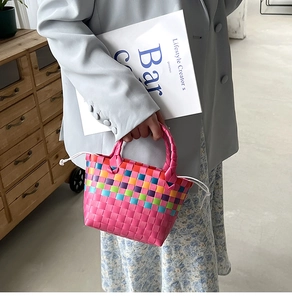 Dettaglio della borsa tote arcobaleno intrecciata con chiusura interna sicura a coulisse