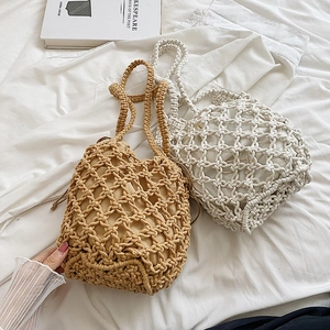 Bolsos bombonera de algodón tejida en marrón y blanco con bolsas interiores de cordón
