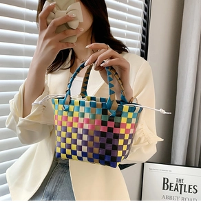 Dettaglio della borsa tote intrecciata colorata con motivo a scacchi arcobaleno e fodera bianca