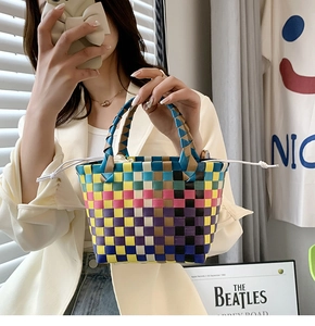 Dettaglio borsa shopper intrecciata colorata con sacchetto interno bianco e doppi manici