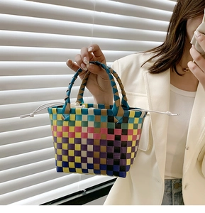 Dettaglio della borsa tote intrecciata a mano colorata con motivo a scacchi e sacca interna