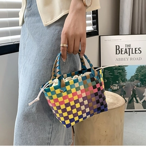 Dettaglio della borsa a cesto intrecciata colorata con fodera interna a coulisse