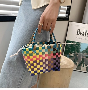 Dettaglio della borsa a cesto arcobaleno intrecciata con sacchetto interno con coulisse