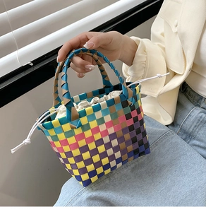 Dettaglio di borsa intrecciata a mano colorata con fodera bianca a coulisse di sicurezza