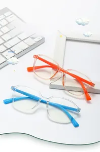 Détail de lunettes anti-lumière bleue pour enfants en orange et bleu sur un bureau