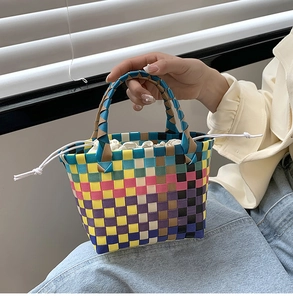 Dettaglio della borsa a cesto intrecciata colorata con fodera bianca a coulisse