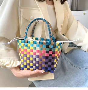Dettaglio della borsa tote intrecciata colorata con motivo a scacchi e fodera interna bianca