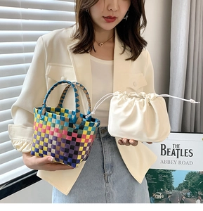 Dettaglio della borsa tote intrecciata colorata con sacchetto interno bianco e motivo a scacchi
