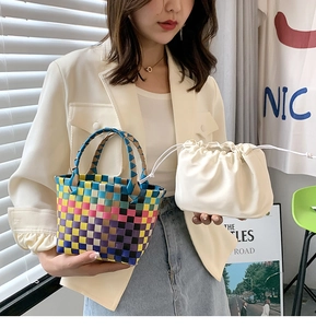 Dettaglio della borsa tote intrecciata colorata con sacchetto interno bianco