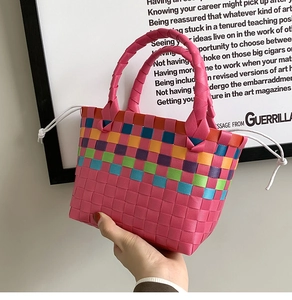 Dettaglio della borsa tote intrecciata colorata con base rosa e coulisse bianca