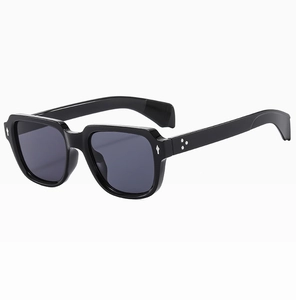 Detailansicht der schwarzen quadratischen Sonnenbrille mit Stern-Akzenten und Nieten