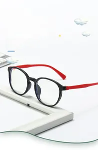 Détail des lunettes anti-lumière bleue pour enfants avec monture ronde noire et rouge