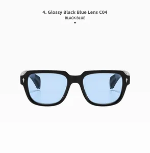 Detail einer eckigen schwarzen Sonnenbrille mit blauen Gläsern und goldenen Nieten