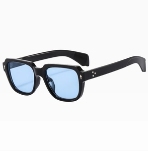 Details der quadratischen schwarzen Sonnenbrille mit hellblauen Gläsern und Nieten