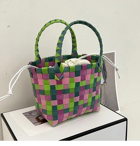 Dettaglio della borsa shopper intrecciata a mano con motivo a scacchi e fodera interna