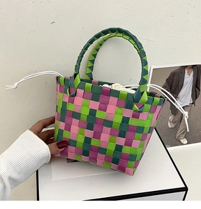 Dettaglio della borsa a cesto intrecciata colorata con sacchetto interno a coulisse