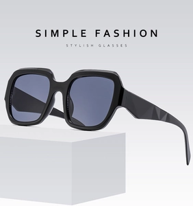 Détail de lunettes de soleil carrées noires avec branches géométriques facettées uniques