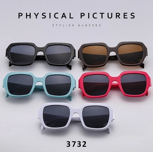 Lunettes de soleil carrées en plusieurs coloris noir marron bleu rose et blanc