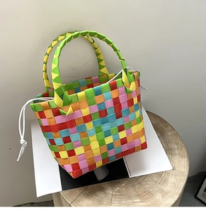 Dettaglio della borsa a cesto intrecciata arcobaleno con fodera a coulisse su base in legno