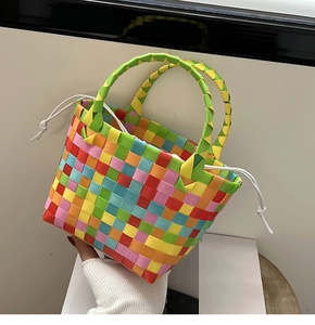 Dettaglio della borsa a cesto arcobaleno intrecciata a mano con coulisse bianca e manico
