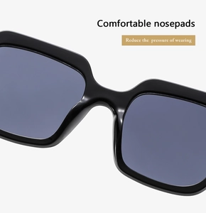 Détail des plaquettes de nez intégrées sur lunettes de soleil noires pour réduire la pression