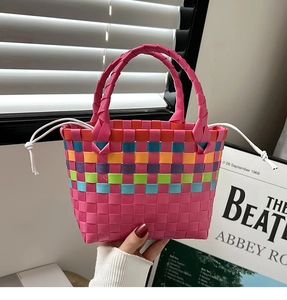 Dettaglio borsa a mano in maglia colorata fatta a mano con chiusura a coulisse