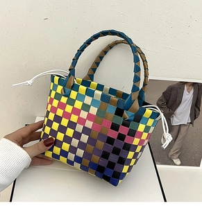 Dettaglio macro della borsa tote colorata intrecciata a mano con motivo arcobaleno
