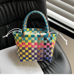 Dettaglio della borsa a cesta intrecciata colorata con fodera bianca a coulisse