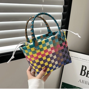 Borsa a cesto intrecciata arcobaleno a scacchi con sacchetto interno bianco a coulisse