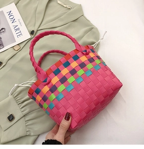Dettaglio della borsa tote colorata in maglia con corpo magenta e fodera con coulisse