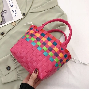 Dettaglio della borsa tote intrecciata colorata con corpo rosa e fodera interna in tela