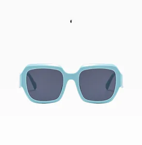 Détail de lunettes de soleil à monture épaisse bleu clair avec verres gris foncés