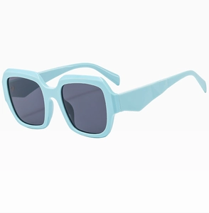 Détail des lunettes de soleil carrées oversize bleu clair avec des verres gris foncé