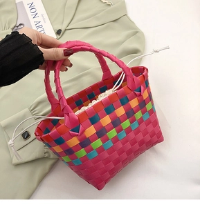 Dettaglio della borsa a cesto intrecciata arcobaleno con sacchetto interno bianco