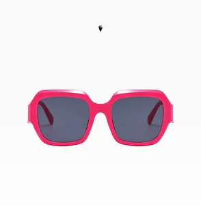 Détail de lunettes de soleil carrées rose vif avec des rose vif avec verres gris foncé modèle C03