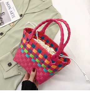 Dettaglio della borsa in tessuto colorato con motivo a scacchi e fodera con coulisse