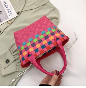 Dettaglio della borsa a cesta arcobaleno con fodera interna a coulisse e trama intrecciata