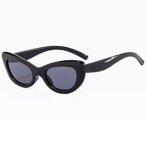 Gros plan sur des lunettes de soleil œil de chat rétro avec monture noire et verres gris