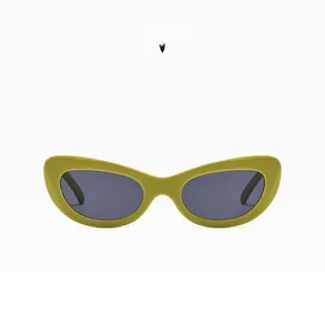 Vue détaillée des lunettes de soleil œil-de-chat vert vanille avec verres gris rétro